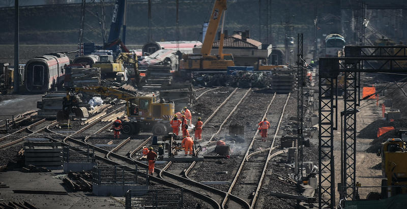 Lavori per ripristinare la linea ad alta velocità nel cantiere del Frecciarossa deragliato a Ospedaletto Lodigiano, 20 Febbraio 2020
(Ansa/Matteo Corner)