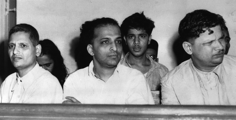 Nathuram Godse, al centro, durante il processo in cui fu accusato dell'omicidio di Gandhi, il maggio 1948 a New Dehli (AP Photo)