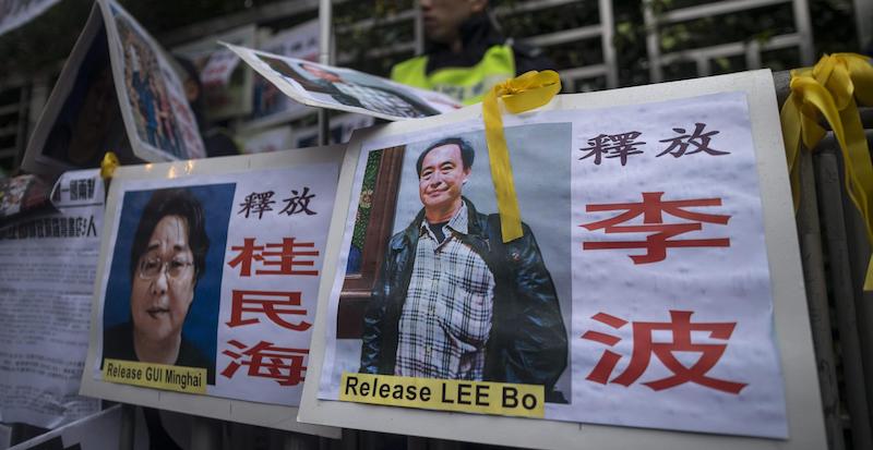Una manifestazione contro la scomparsa di Gui Minhai (a sinistra) e l'altro libraio Lee Bo a Hong Kong, Cina, 10 gennaio 2016
(EPA/JEROME FAVRE/ANSA)