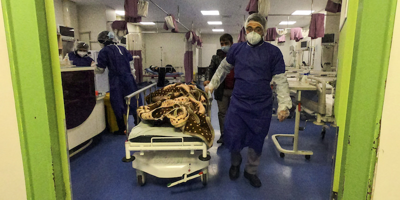 Un medico in una parte dell'ospedale Forqani, a Qom, riservata alle persone infette da coronavirus (SARS-CoV-2), il 26 febbraio 2020 (La Presse/Mohammad Mohsenzadeh/Mizan News Agency via AP)