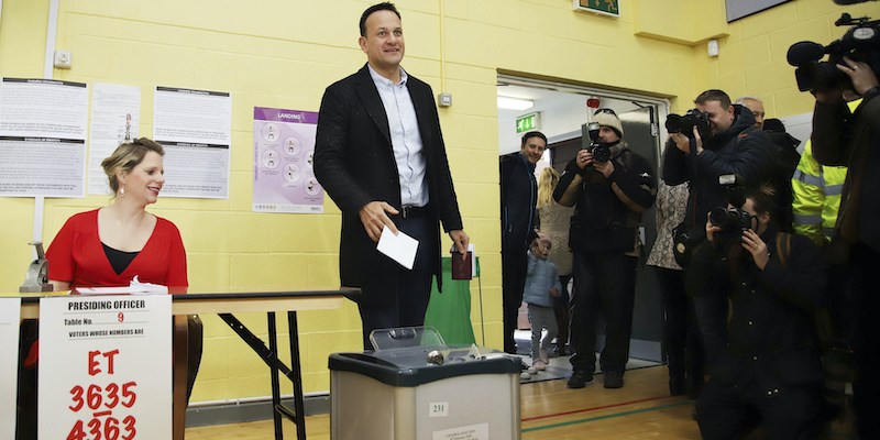 Il primo ministro irlandese e leader del partito Fine Gael Leo Varadkar vota in un seggio di Dublino, l'8 febbraio 2020 (Damien Storan/PA Wire via APImages)