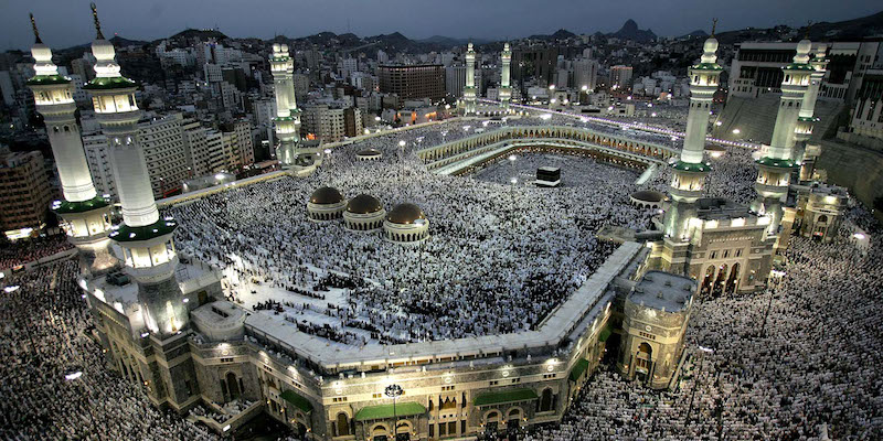 Pellegrini musulmani alla Kaaba durante lo hajj del 2005, alla Mecca (Abid Katib/Getty Images)