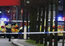 Un uomo è stato ucciso dalla polizia a Streatham, Londra, per aver accoltellato alcune persone: la polizia dice che si tratta di terrorismo