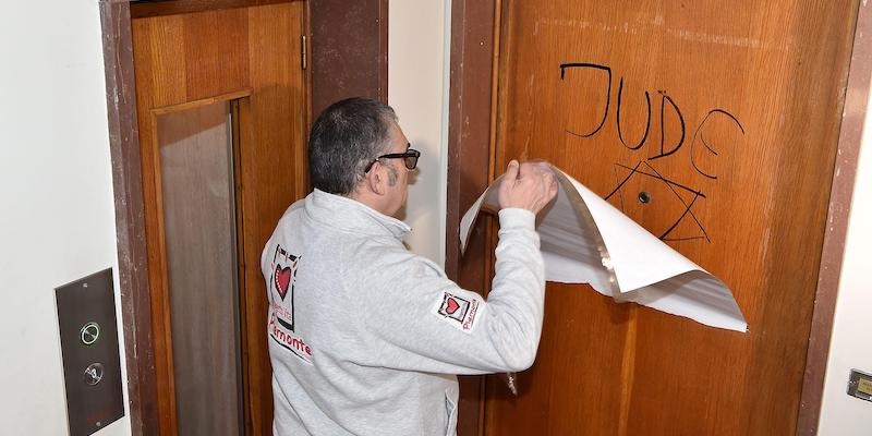 La stella di David e la scritta «Jude» che qualcuno ha scritto sulla porta di casa di Marcello Segre, a Torino, il 9 febbraio 2020 (ANSA/ALESSANDRO DI MARCO)