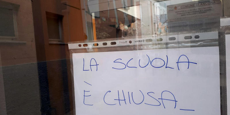Un cartello sulla porta di una scuola nel centro di Ancona, il 26 febbraio 2020 (ANSA / Daniele Carotti)