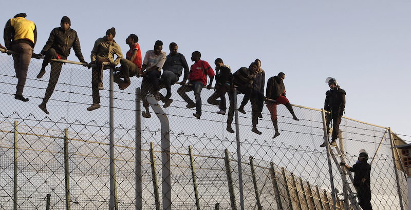 Un tentativo di salto della valla di Melilla il ottobre 2014 (EFE/Francisco G. Guerrero)