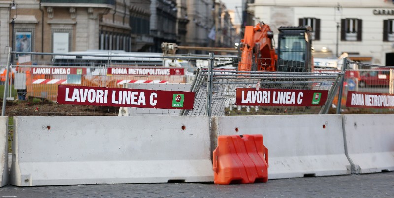 Il cantiere per le indagini sul suolo di piazza Venezia, dove dovrebbe essere costruita la futura stazione della metro C (Cecilia Fabiano/LaPresse) 