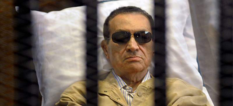 Mubarak ascolta in tribunale la sentenza nei suoi confronti, nel 2012 (STR/AFP/Getty Images)