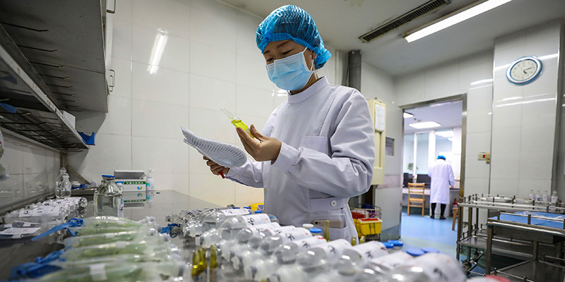 Un’infermiera prepara alcuni farmaci da somministrare ai pazienti con nuovo coronavirus in un ospedale di Wuhan, Cina (Chinatopix via AP)