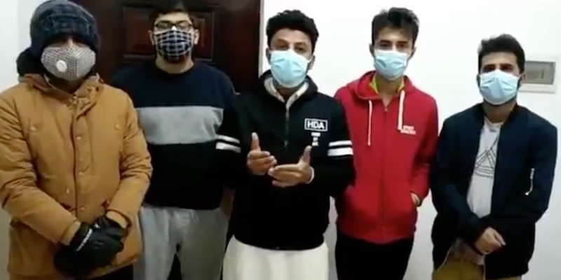 Studenti pakistani a Wuhan, in Cina, il 9 febbraio 2020 (Profilo Twitter di Hafsa Tayyab)