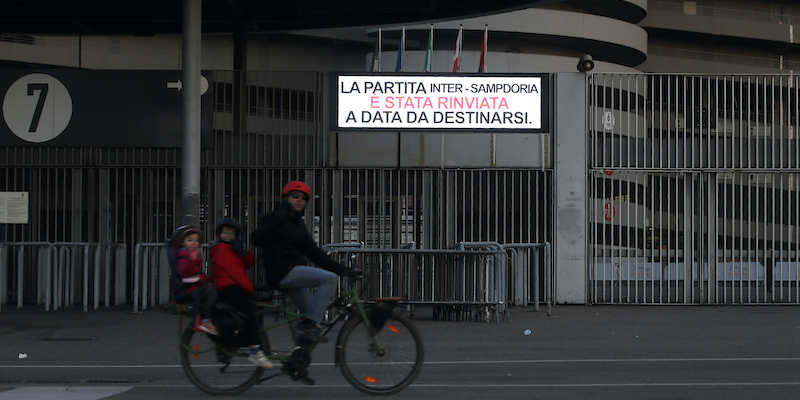 I cancelli chiusi dello stadio Meazza di Milano (AP Photo/Antonio Calanni)