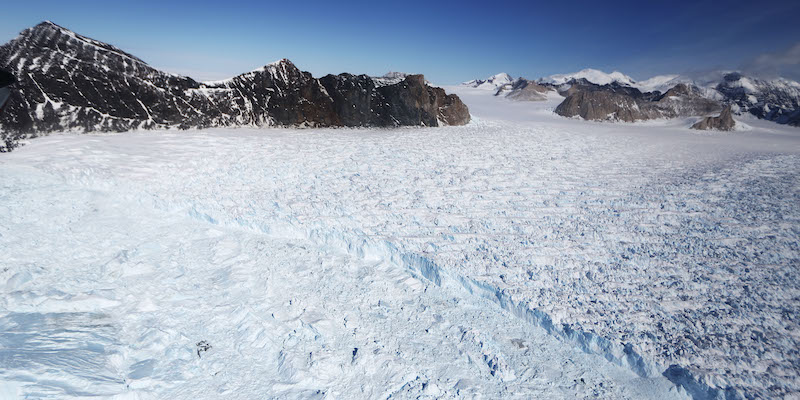 Un ghiacciaio della penisola Antartica fotografato da una missione di ricerca della NASA, il 31 ottobre 2017 (Mario Tama/Getty Images)