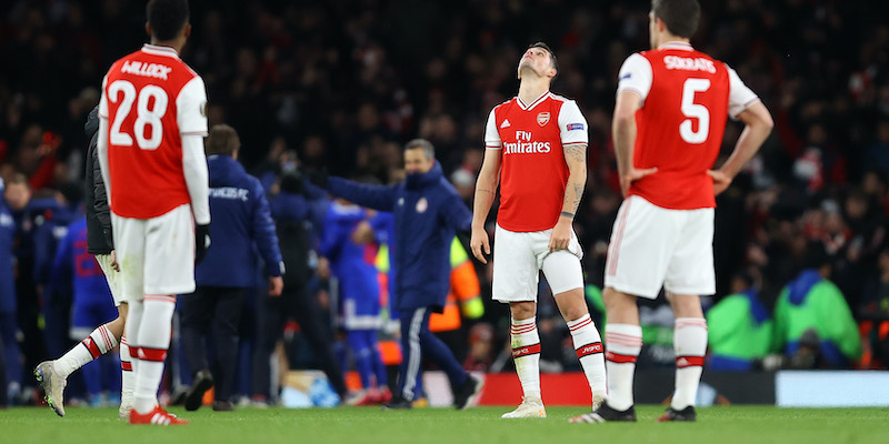 I giocatori dell'Arsenal dopo il gol che ha sancito la loro eliminazione (Julian Finney/Getty Images)