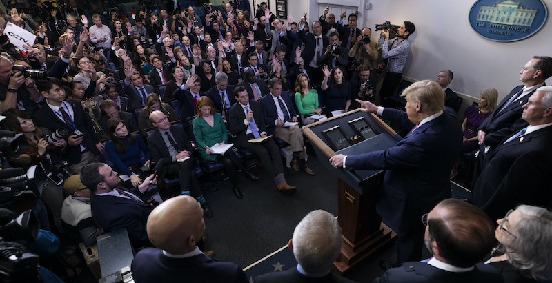 Donald Trump durante la conferenza stampa sul coronavirus (AP Photo/Evan Vucci)