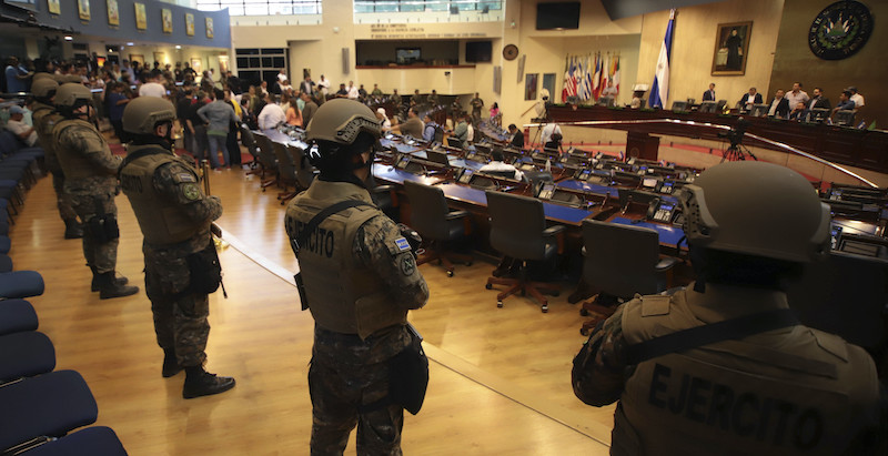 Militari di El Salvador nel Congresso a El Salvador, 9 febbraio 2020 (AP Photo/Salvador Melendez)