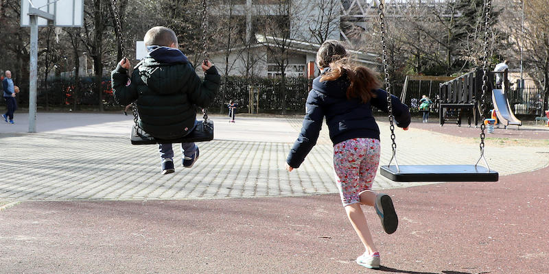 Bambini in un parco giochi in via Gattamelata, a Milano (ANSA / MATTEO BAZZI)