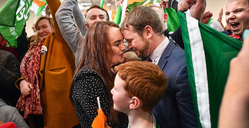 Festeggiamenti dopo la vittoria del Sinn Féin alle elezioni di sabato (Jeff J Mitchell/Getty Images)