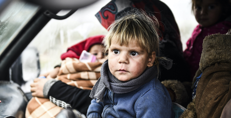 Profughi siriani verso il confine con la Turchia, 13 febbraio 2020 (AP Photo)