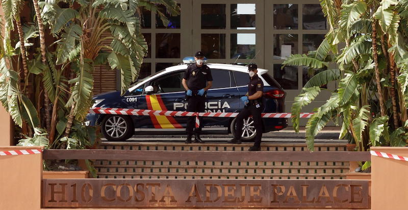 Poliziotti fuori dall'hotel a Tenerife dove è stato riscontrato un positivo per il coronavirus (EPA/RamÃ³n de la Rocha)