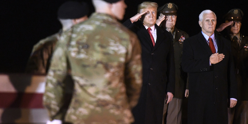Il presidente degli Stati Uniti Donald Trump e il vicepresidente Mike Pence all'arrivo dei resti di un soldato americano ucciso in Afghanistan alla base aerea di Dover, il 10 febbraio 2020 (AP Photo/Steve Ruark)