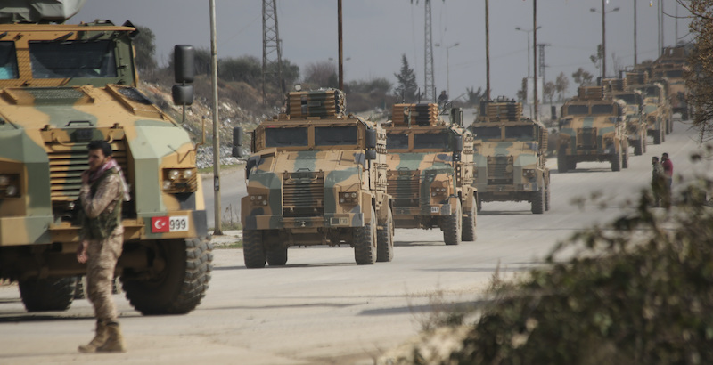 Convoglio militare turco nella provincia di Idlib (AP Photo/Ghaith Alsayed)