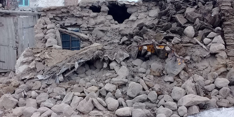Un edificio crollato a Baskale, in Turchia (IHA via AP)