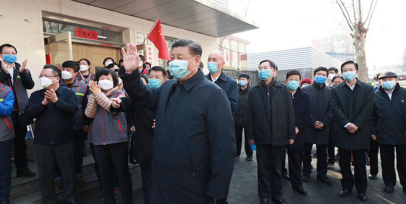 Xi Jinping, il 10 febbraio, durante una visita a un ospedale di Pechino (A Pang Xinglei/Xinhua via ZUMA Wire)