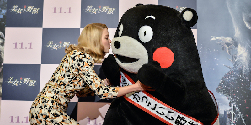 L'attrice francese Lea Seydoux e la mascotte Kumamon alla prima giapponese del film "La bella e la bestia", nel 2014 (Keith Tsuji/Getty Images)
