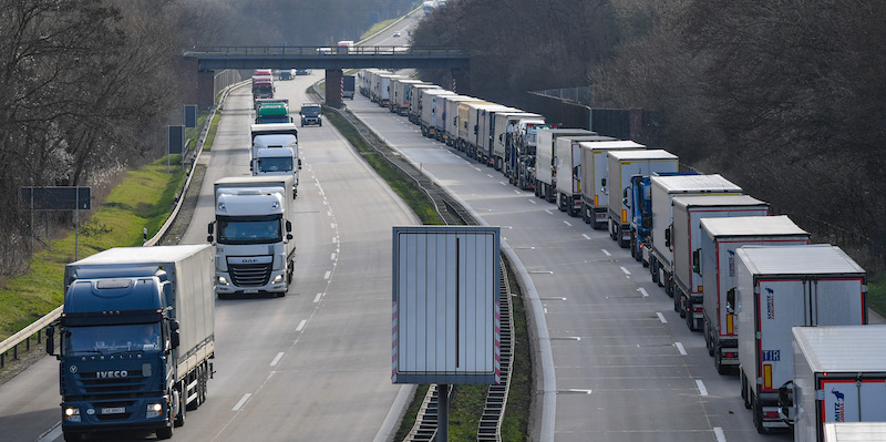 Una coda di camion al confine tra Germania e Polonia, il 16 marzo 2020. (Patrick Pleul/dpa-Zentralbild/dpa)