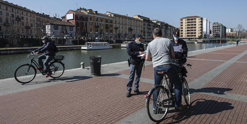 Un controllo di polizia alla Darsena, a Milano. (ANSA/Marco Ottico)