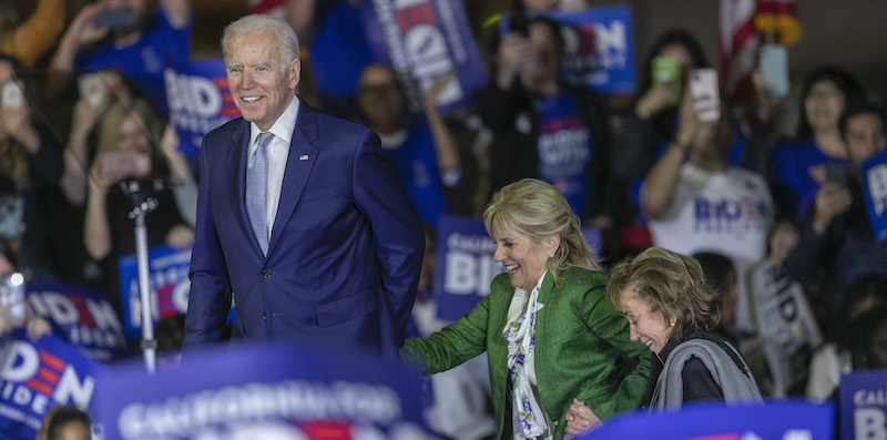 Joe Biden nella festa seguita al Super Tuesday, a Los Angeles. (David McNew/Getty Images)