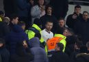Un calciatore del Tottenham è andato sugli spalti per litigare con un tifoso