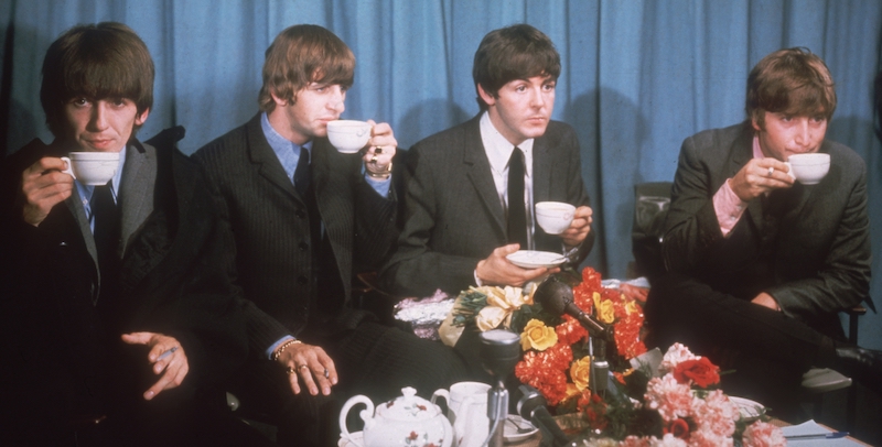I Beatles mentre sorseggiano un tè caldo per motivi che non sono proteggersi dai virus, nel 1964. (Hulton Archive/Getty Images)