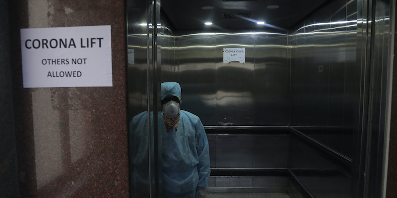 Un ascensore riservato alle persone che si sospetta abbiano contratto il coronavirus, a Hyderabad, in India (AP Photo/Mahesh Kumar A.)