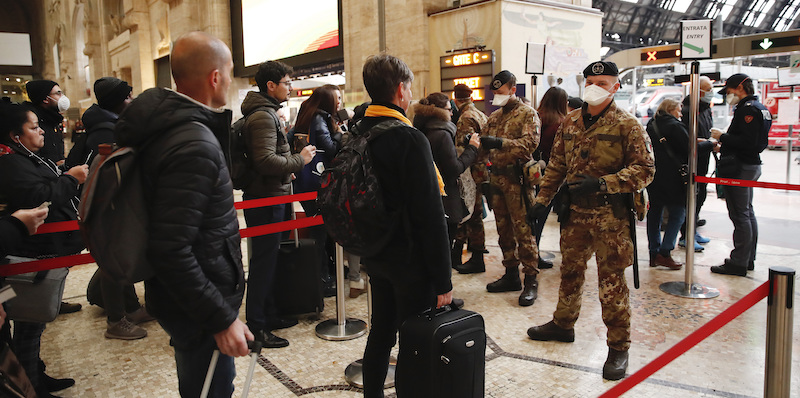 I controlli alla stazione Centrale di Milano, lunedì 9 marzo. (AP Photo/Antonio Calanni)