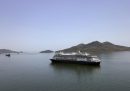 Una nave da crociera bloccata al largo di Panama a causa del coronavirus trasferirà i passeggeri sani su un’altra nave, che potrà tornare in Florida