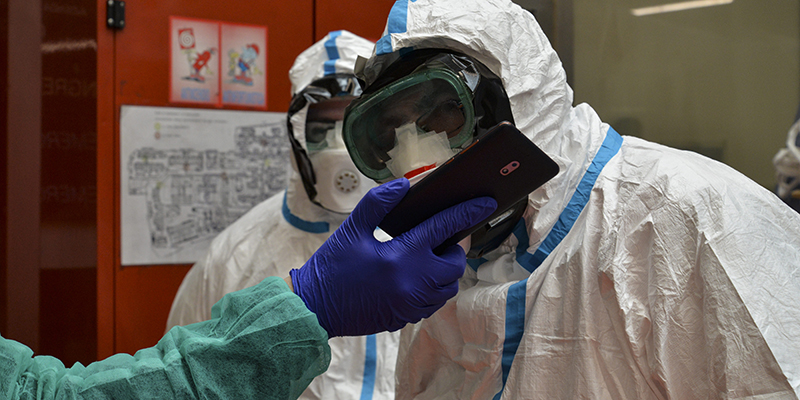Personale assegnato all'esecuzione dei test per il nuovo coronavirus presso l'ospedale Molinette, Torino, 25 febbraio 2020 (Diego Puletto/SOPA Images via ZUMA Wire)