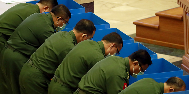 I militari in parlamento votano gli emendamenti di modifica alla Costituzione, 11 marzo 2020 (AP Photo/Aung Shine Oo)