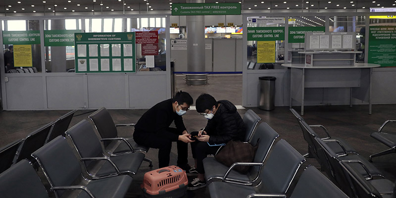 L'aeroporto di Mosca, Russia, 18 marzo 2020
(AP Photo/Pavel Golovkin)