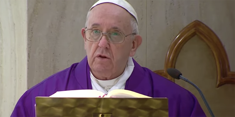 Il Papa ha esortato i preti a portare l’ostia a chi è bloccato in casa, anche ai malati