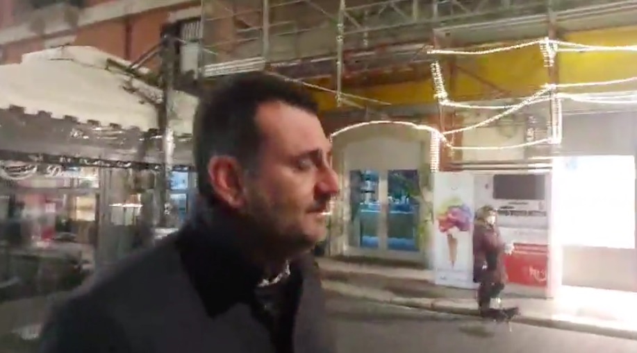 Il video del sindaco di Bari Antonio Decaro che si commuove camminando per la città vuota