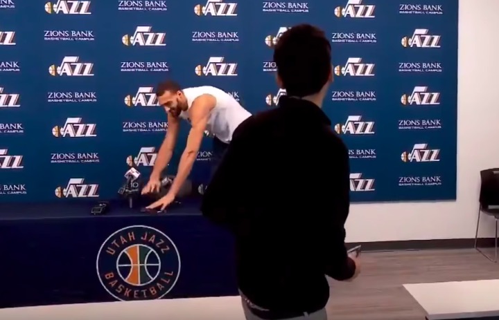 Il giocatore NBA positivo al coronavirus qualche giorno fa aveva toccato per scherzo tutti i microfoni dei giornalisti