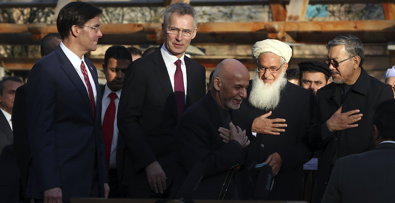 Il presidente afghano Ashraf Ghani, al centro, insieme al segretario generale della NATO, Jens Stoltenberg, e al segretario della Difesa statunitense, Mark Esper, a Kabul, Afghanistan, 29 febbraio 2020 (AP Photo/Rahmat Gul)