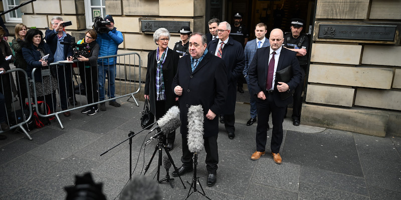 L'ex primo ministro scozzese Alex Salmond a Edimburgo, dopo essere stato assolto dalle accuse di molestie sessuali che gli erano state rivolte, il 23 marzo 2020 (Jeff J. Mitchell/Getty Images)
