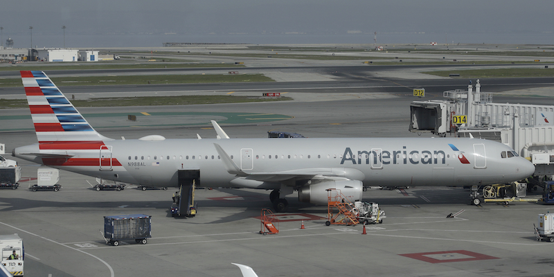 Un aereo di American Airlines all'aeroporto internazionale di San Francisco, negli Stati Uniti, il 20 febbraio 2020 (La Presse/AP Photo/Jeff Chiu)