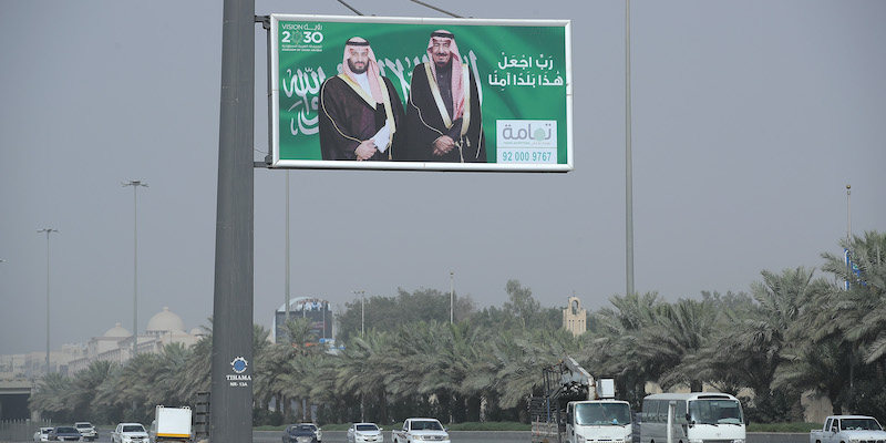 Un cartellone stradale mostra il re saudita Salman bin Abdulaziz e il principe ereditario Mohammad bin Salman, a Riyadh, Arabia Saudita (Sean Gallup/Getty Images)