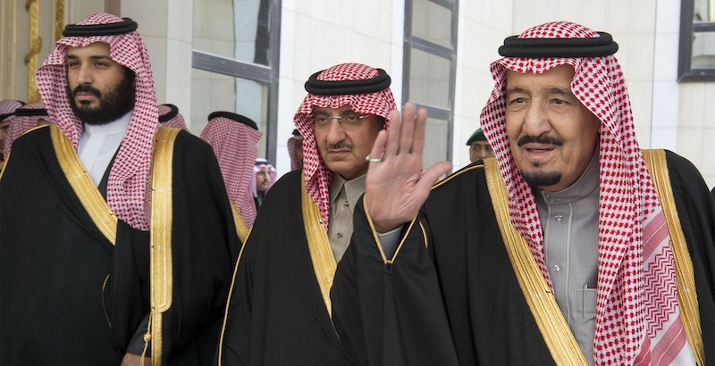 Da destra: re Salman, Mohammad bin Nayef e Mohammed bin Salman (Bandar Algaloud / Saudi Royal Council / Handout / Anadolu Agency)
