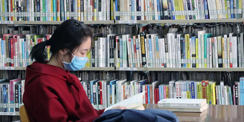 Una lettrice in una biblioteca di Hefei, nell'est della Cina, il 24 marzo 2020, giorno della riapertura dopo le restrizioni legate al coronavirus (ANSA/Han Xiaoyu/Xinhua via ZUMA Wire)