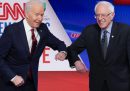 Il saluto con il gomito di Joe Biden e Bernie Sanders