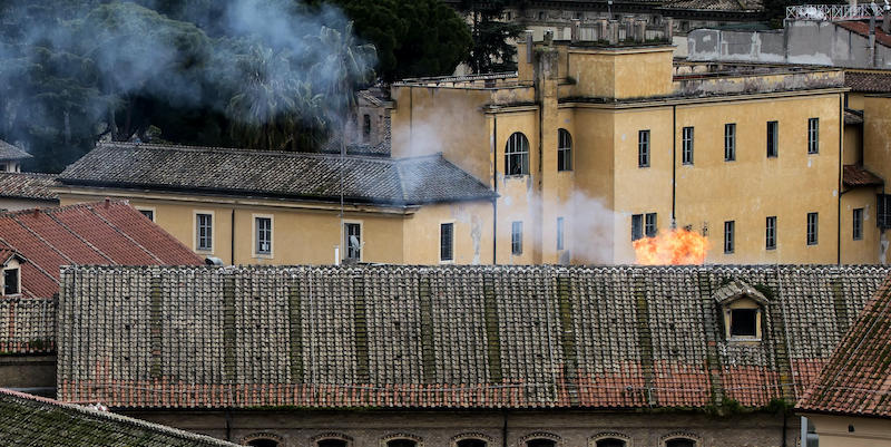Un incendio sul tetto del carcere di Regina Coeli, a Roma (ANGELO CARCONI)